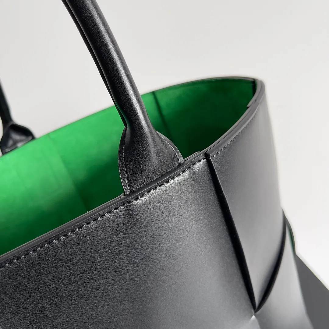 Batch 2560 BV large tote bag finally shipped🔥🔥 The leather feels great! It’s a very low-key bag. The more I look at it, the more I like it. I usually go out for rides and planes because I have a lot of things and need to carry a computer. Carrying a bag like this is all it takes. It comes with a small bag for storage, which is very convenient. Style number: 680165 Size 47✖️13✖️33